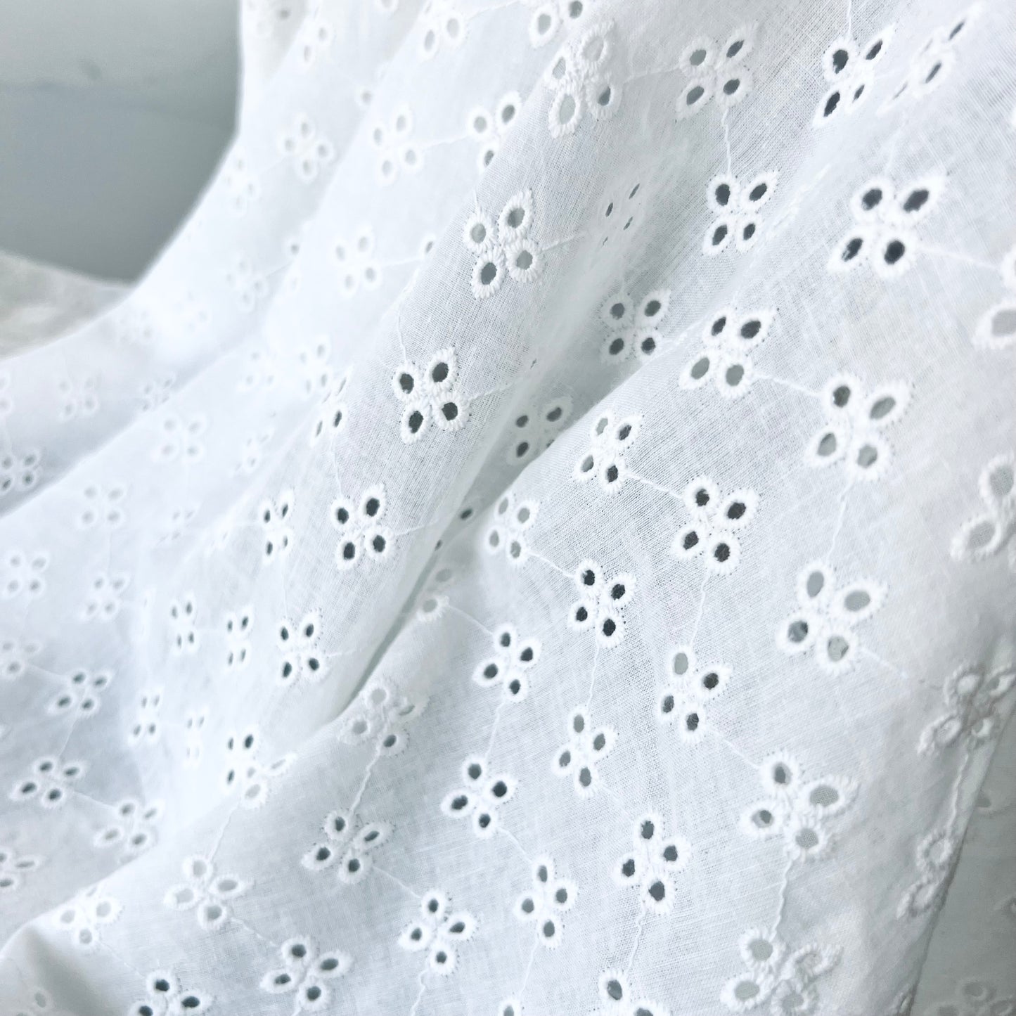 Cape d'allaitement brodée